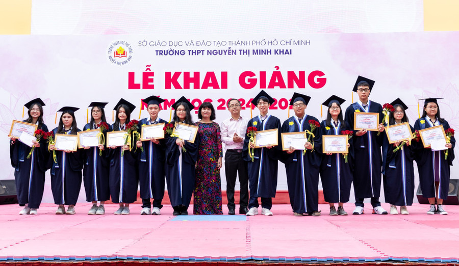 Khen thưởng học sinh đạt thành tích