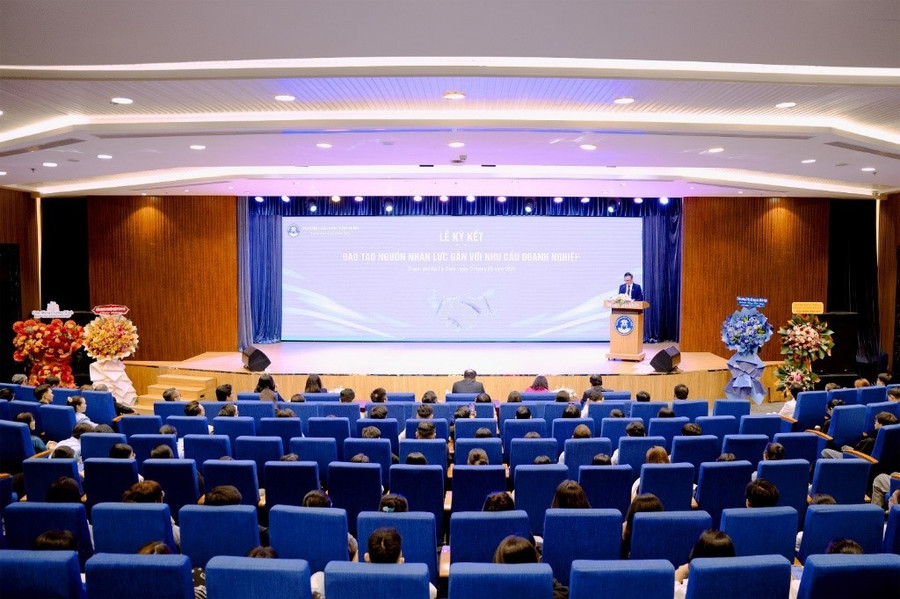 Lễ ký kết Đào tạo nguồn nhân lực gắn với nhu cầu doanh nghiệp của Trường Đại học Văn Hiến tổ chức thu hút hơn 50 hiệp hội, doanh nghiệp trong và ngoài nước tham gia. 4.jpg
