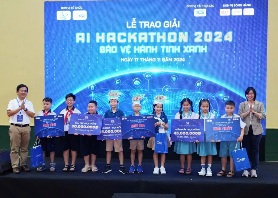 Ban tổ chức trao giải cho các đội thi Chung kết AI Hackathon 2024.