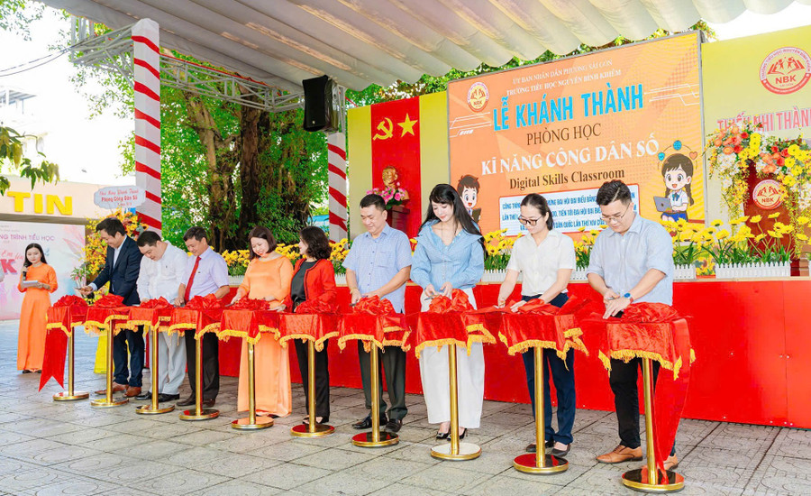 Ban Giám hiệu nhà trường cùng các đại biểu cắt bằng khánh thành phòng học Kỹ năng Công dân số. xay-dung-truong-lop-1.jpg