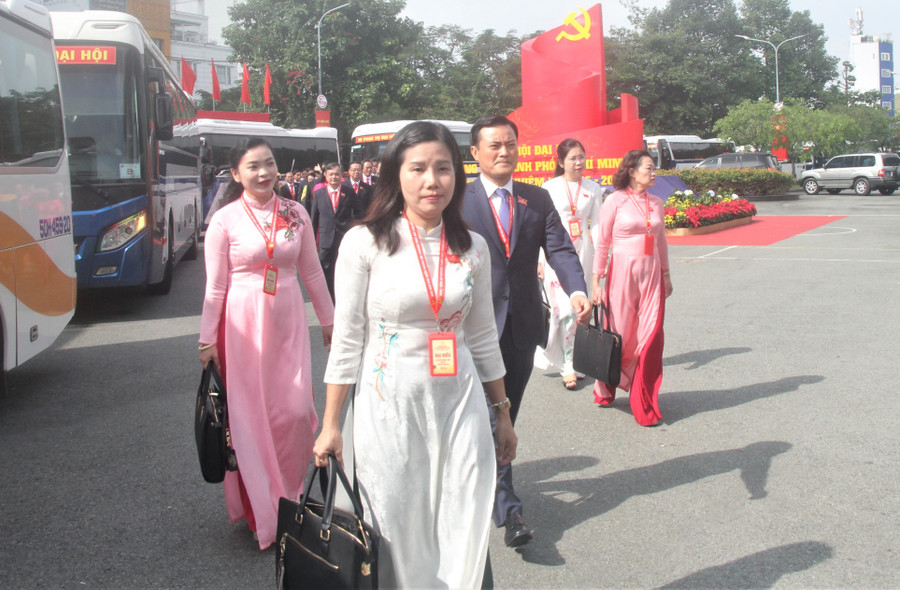 Các đại biểu vào hội trường để dự phiên trù bị Đại hội đại biểu Đảng bộ TPHCM lần thứ nhất. dai-hoi-dang-bo-tphcm-3.jpg