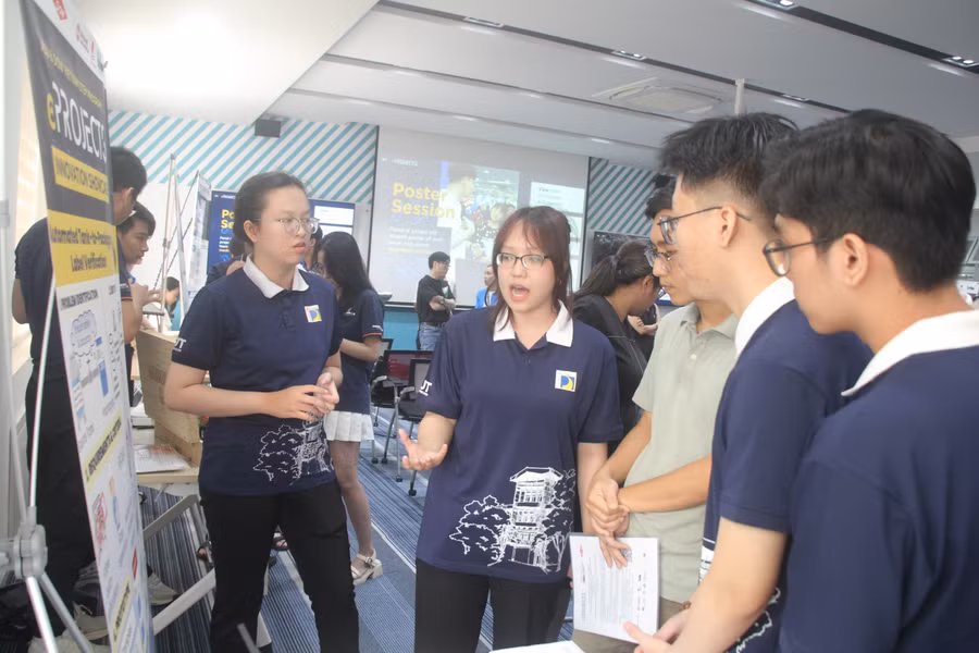 Đội đến từ Trường Đại học Bách khoa Đà Nẵng giới thiệu về dự án của mình.