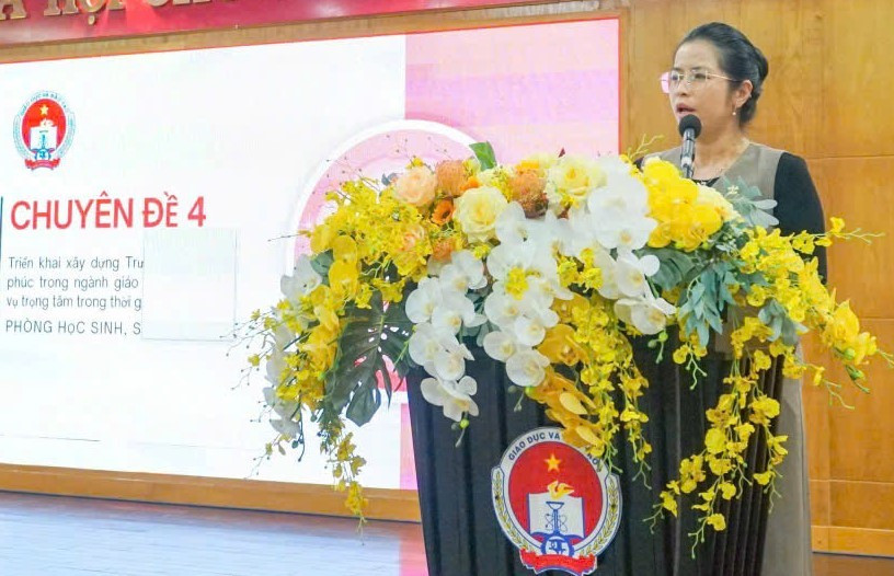 Bà Cao Thị Thiên Phúc chia sẻ tại buổi tập huấn. truong-hoc-hanh-phuc-3.jpg