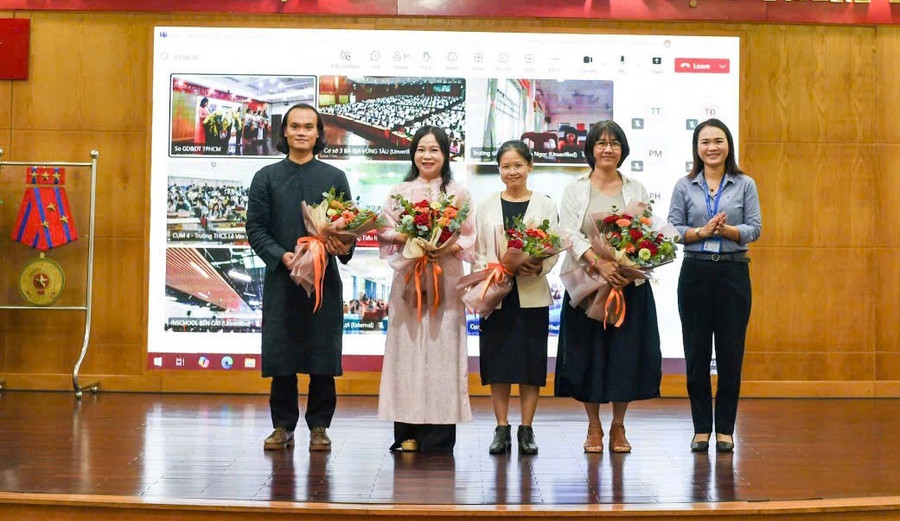 Bà Huỳnh Lê Như Trang, Phó Giám đốc Sở GD&ĐT TPHCM tặng hoa cho các diễn giả. truong-hoc-hanh-phuc-4.jpg
