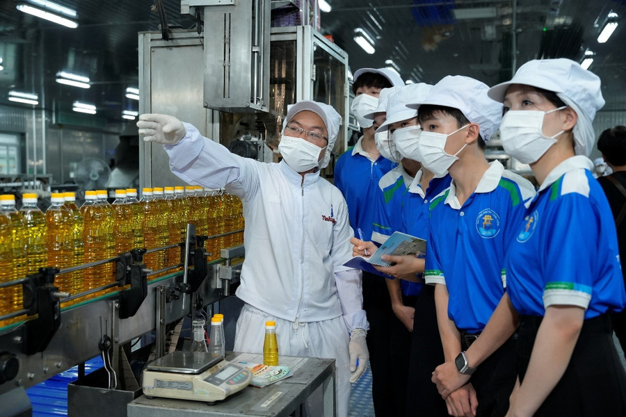 Sinh viên được học tập, trải nghiệm thực tế tại các doanh nghiệp liên quan đến chuyên ngành học ngay từ những năm đầu tiên. tot-nghiep-2025-7122.jpg