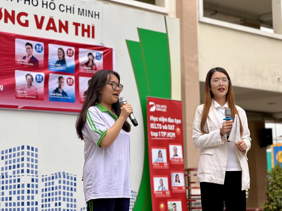 Học sinh trường THPT Dương Văn Thì hăng hái giao lưu cùng diễn giả Ngọc Anh. 2.png