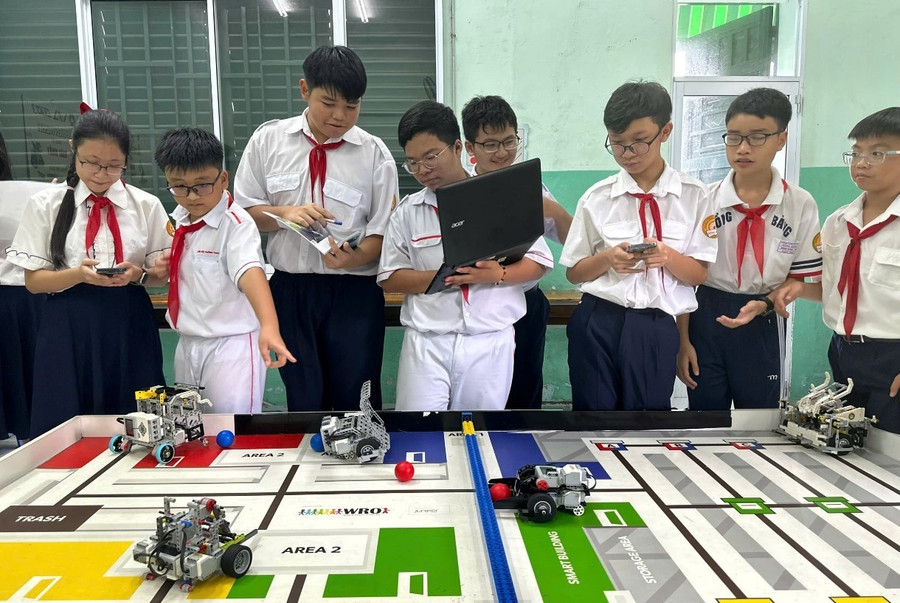 Học sinh Trường THCS Hồng Bàng thực hành điều khiển robot chơi bóng trên sa bàn trong phòng AI.