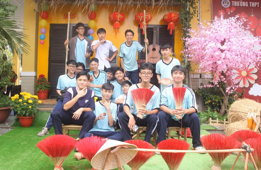 Sắc xuân ngập tràn tại sân Trường THPT Phước Long.