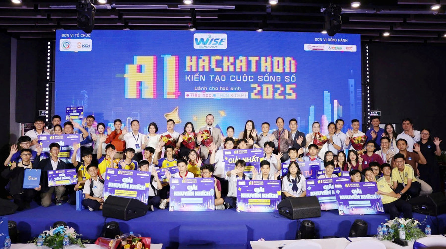 Các đội đạt giải cuộc thi “AI Hackathon 2025 - Kiến tạo cuộc sống số”.
