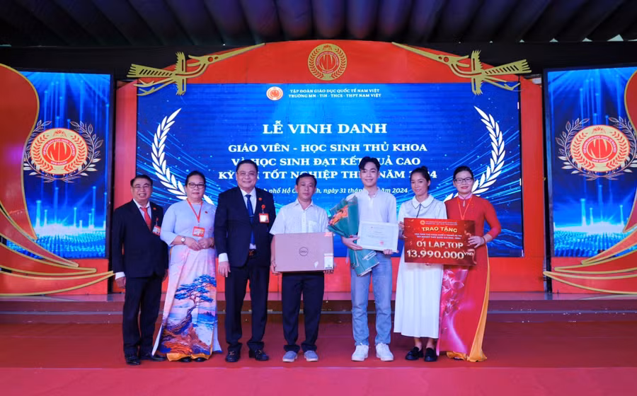 Lãnh đạo Tập đoàn giáo dục quốc tế Nam Việt và Trường Mầm non-TiH-THCS-THPT Nam Việt tặng quà và học bổng cho em Lê Quốc Thịnh.