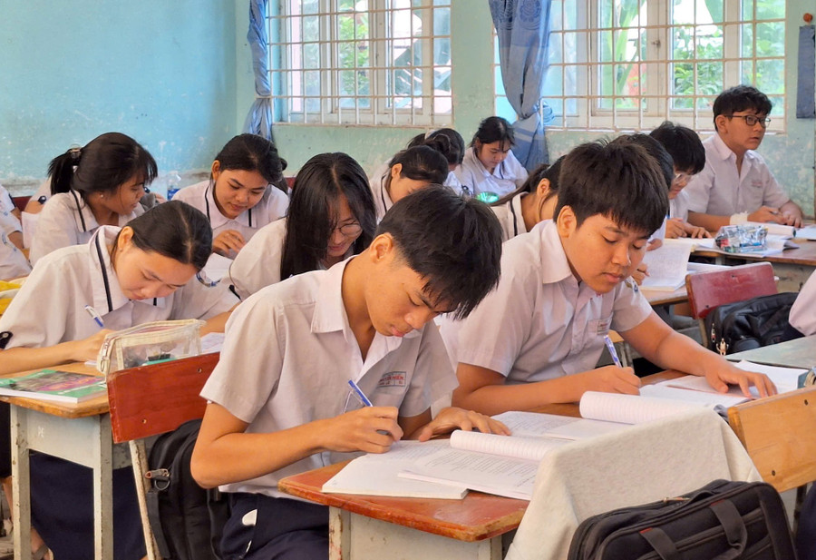 Tiết học của học sinh Trường THCS Nguyễn Hiền (Quận 12). on-thi-tuyen-sinh-lop-10.jpg