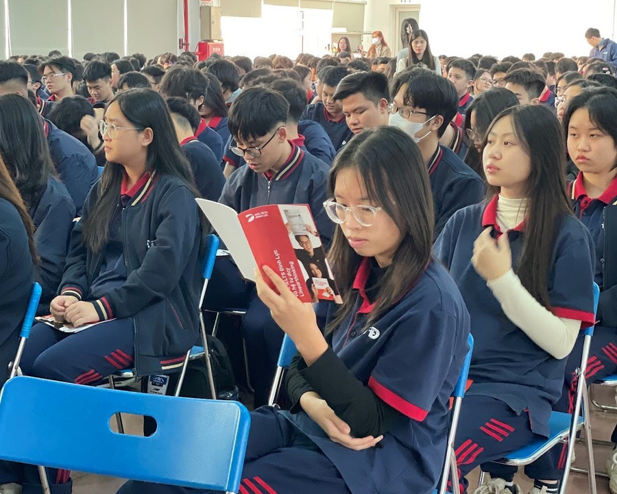 Các bạn học sinh chăm chú tìm hiểu về phương pháp học tiếng Anh tư duy Linearthinking. 2.jpg