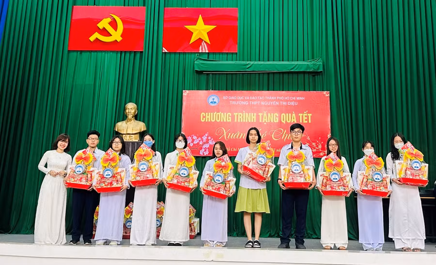 Trường THPT Nguyễn Thị Diệu (Quận 3) trao quà Tết cho học sinh có hoàn cảnh khó khăn dịp Tết Nguyên đán 2024.