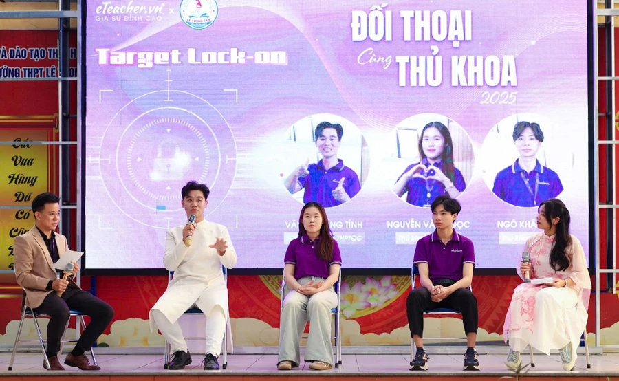 Chương trình "Đối thoại cùng thủ khoa" được tổ chức vào sáng nay với sự tham dự của 2.000 học sinh Trường THPT Lê Trọng Tấn. Ảnh: LTT.