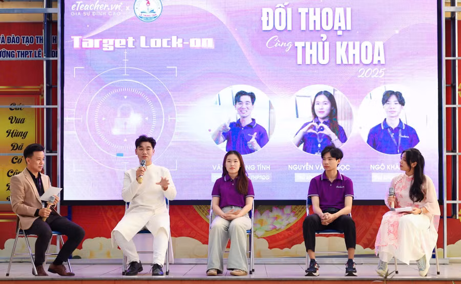 Chương trình "Đối thoại cùng thủ khoa" được tổ chức vào sáng nay với sự tham dự của 2.000 học sinh Trường THPT Lê Trọng Tấn. Ảnh: LTT.