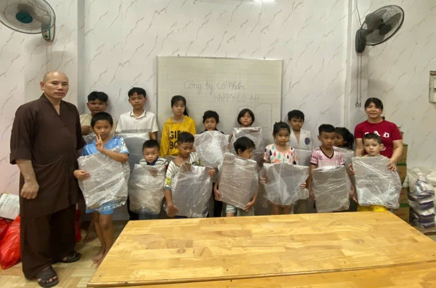 Đại đức Thích An Thuận tặng quà cho trẻ lớp học tình thương tại Phật đường Pháp Tuyền.