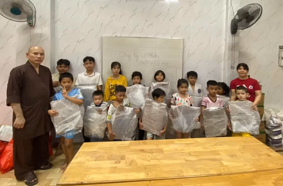 Đại đức Thích An Thuận tặng quà cho trẻ lớp học tình thương tại Phật đường Pháp Tuyền.