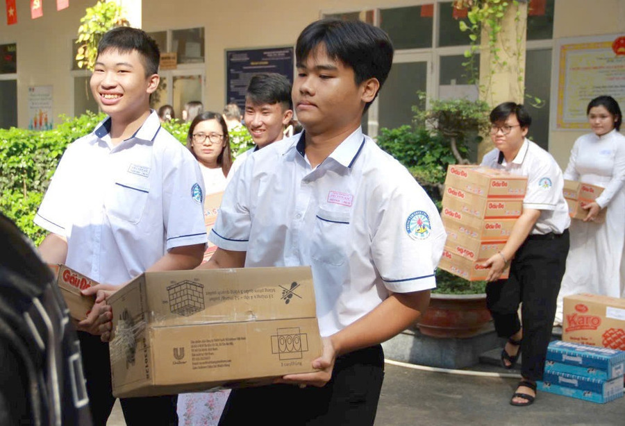 Thầy trò Trung tâm GDTX Chu Văn An (TPHCM) ủng hộ nhu yếu phẩm gửi đến đồng bào miền Trung.