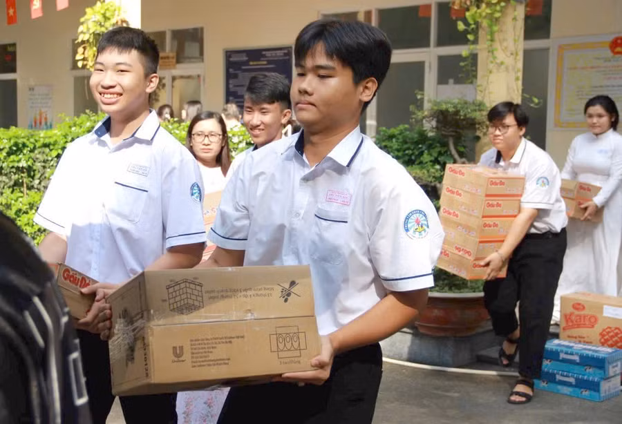 Thầy trò Trung tâm GDTX Chu Văn An (TPHCM) ủng hộ nhu yếu phẩm gửi đến đồng bào miền Trung.