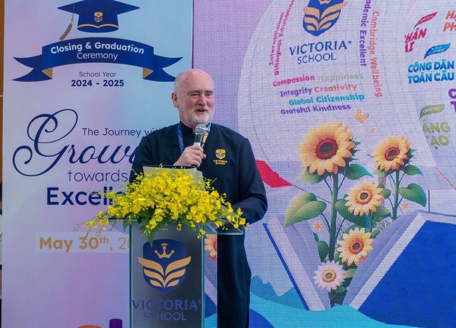 ThS. David Rynne - Tổng Hiệu trưởng Victoria School - Riverside phát biểu tại buổi lễ. 6.jpg