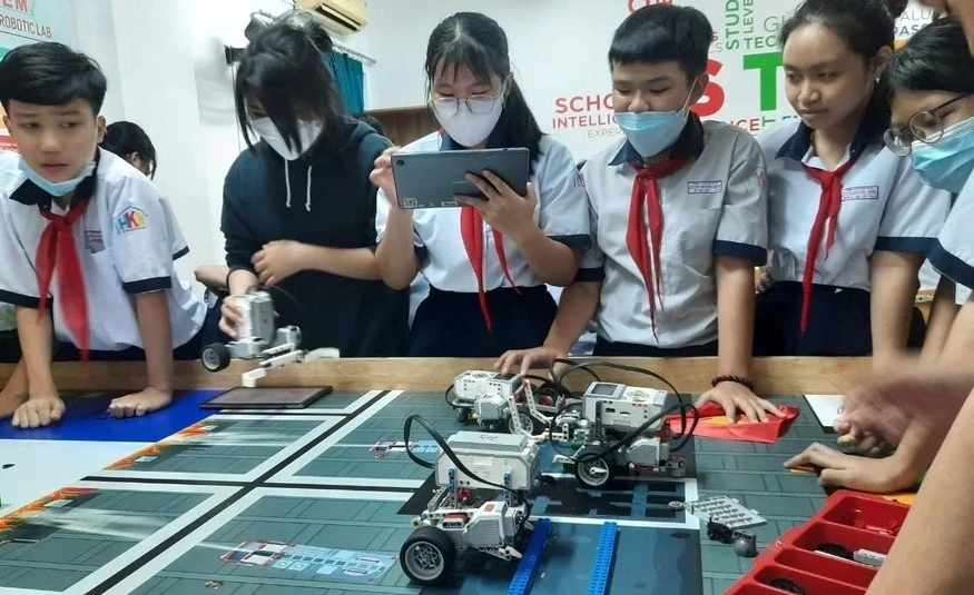 Học sinh Trường THCS Huỳnh Khương Ninh hào hứng trong giờ học trí tuệ nhân tạo.