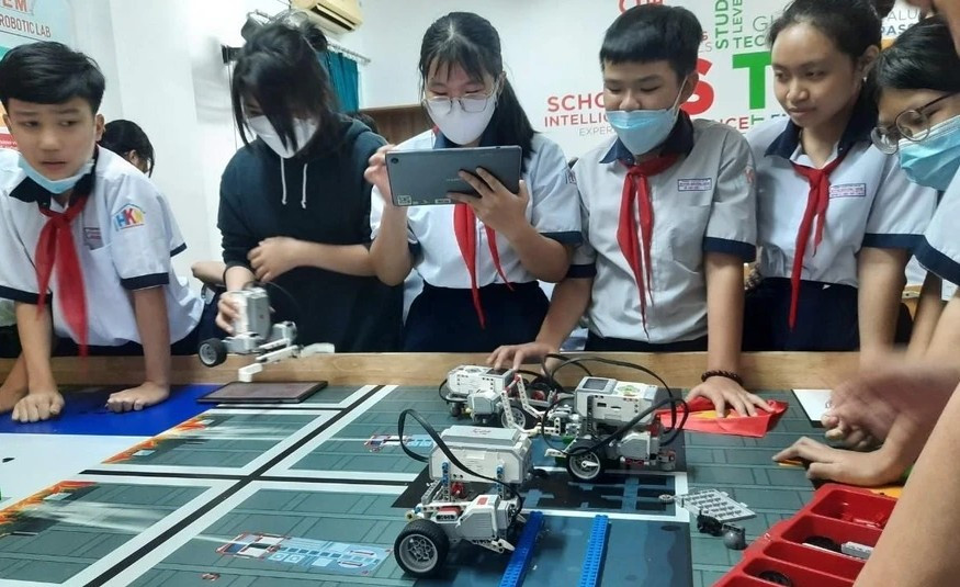 Học sinh Trường THCS Huỳnh Khương Ninh hào hứng trong giờ học trí tuệ nhân tạo.