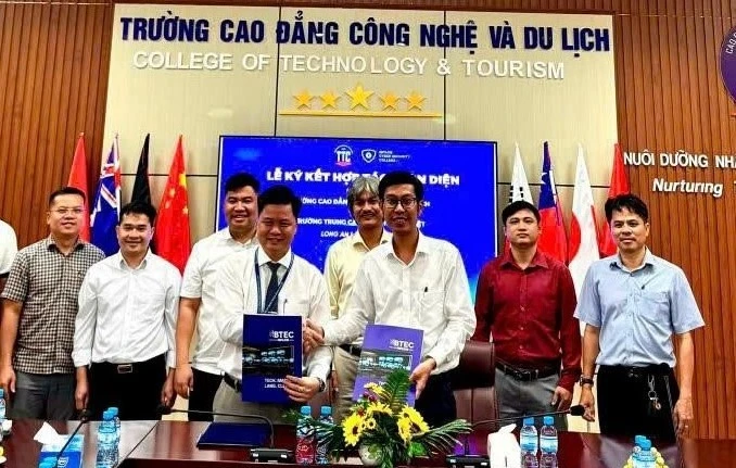 Đại diện lãnh đạo 2 trường tham gia buổi lễ ký kết.