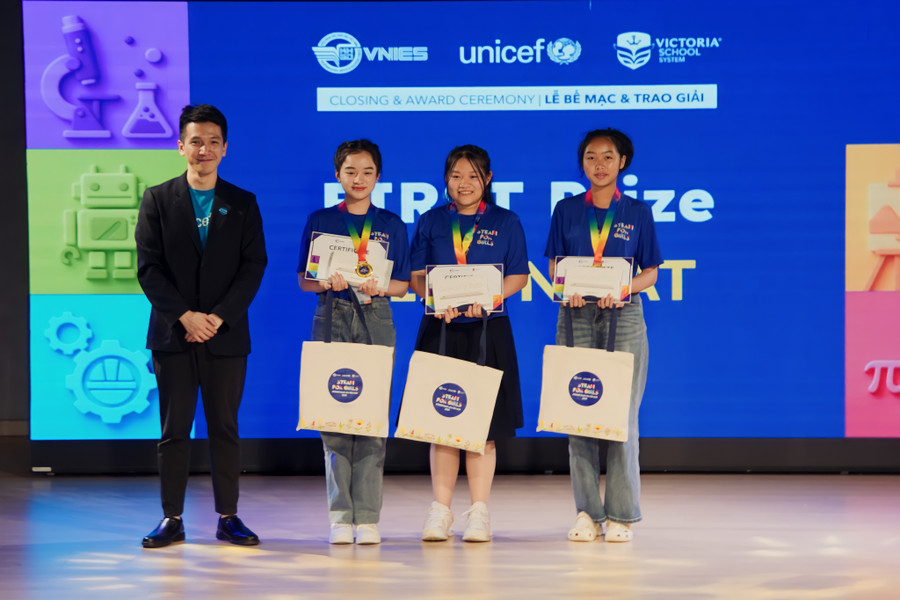 Đại diện UNICEF Việt Nam trao giải cho đội xuất sắc. huy-chuong-vang-1.jpg