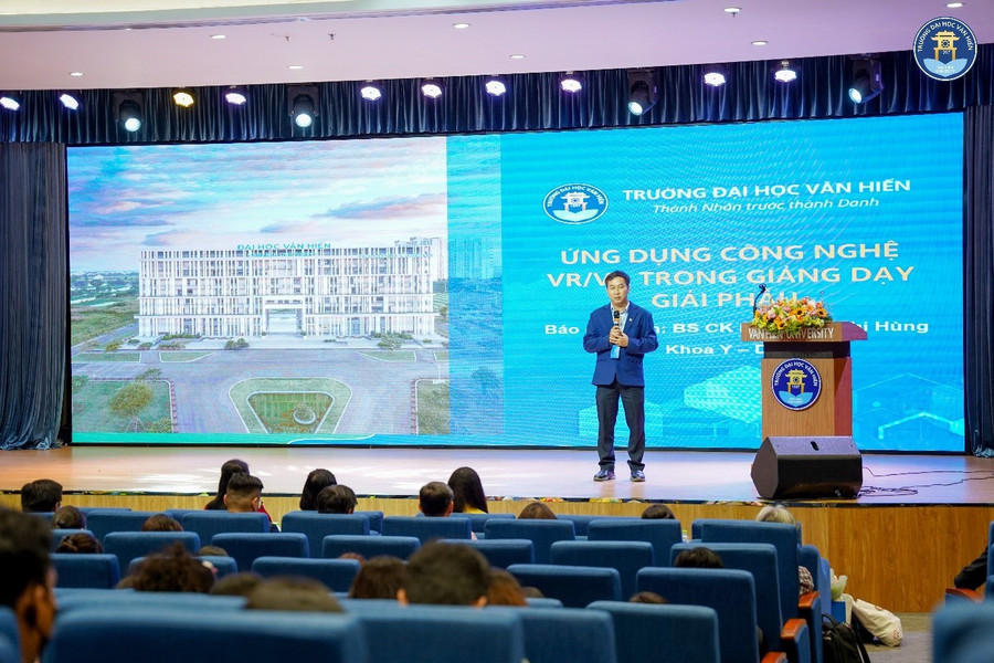 BS.CKII Nguyễn Phi Hùng - Trưởng khoa Y – Dược, Trường Đại học Văn Hiến báo cáo tham luận đề tài tại hội thảo. 4.jpg
