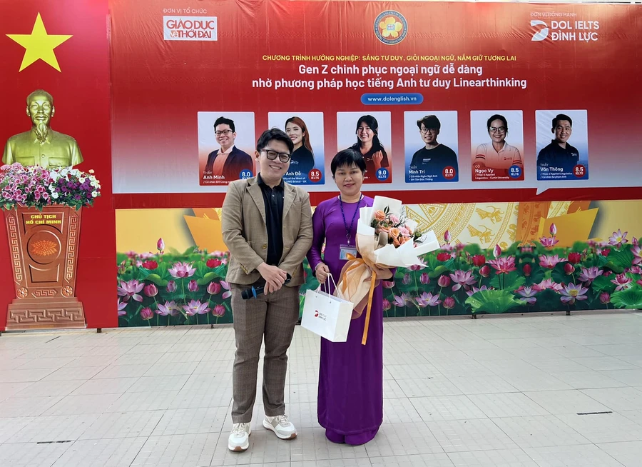 Thầy Phạm Anh Minh - Đại diện DOL IELTS Đình Lực tặng hoa trường THPT Hoàng Hoa Thám.