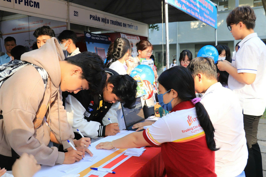 Trường Cao đẳng Lý Tự Trọng (TPHCM) trong một hoạt động tư vấn tuyển sinh.