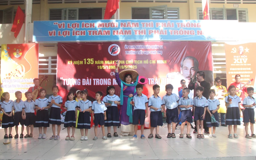 Học sinh Trường Tiểu học Phú Thọ giao lưu với các nghệ sĩ.