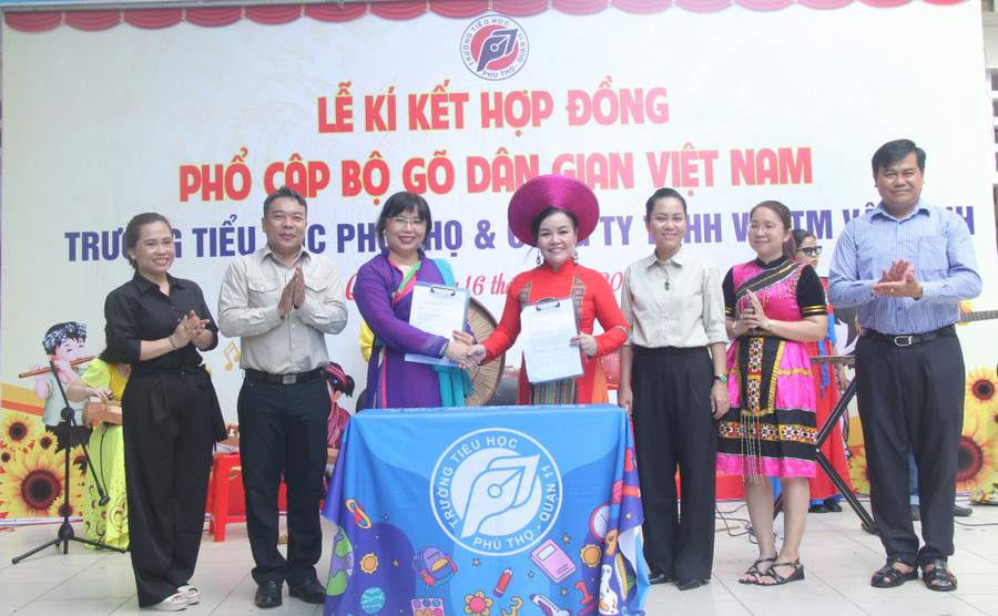 Hai đơn vị ký kết giao ước. truong-hoc-to-chuc-mung-sinh-nhat-bac-9.jpg