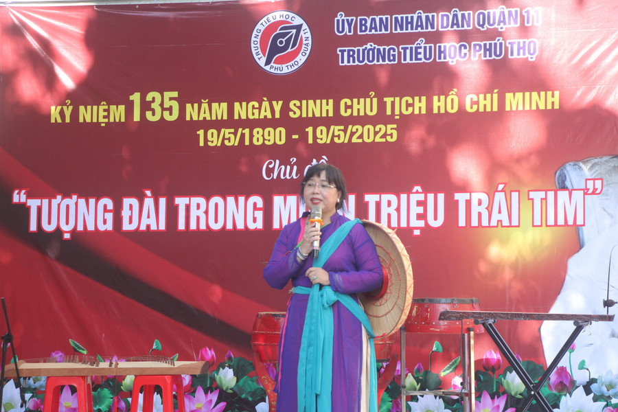 Bà Nguyễn Thị Kim Hương phát biểu tại lễ kỷ niệm. truong-hoc-to-chuc-mung-sinh-nhat-bac.jpg
