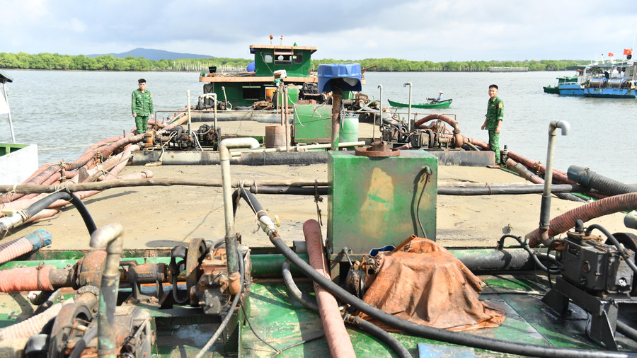 Phương tiện vận chuyển cát trái phép bị bắt giữ.