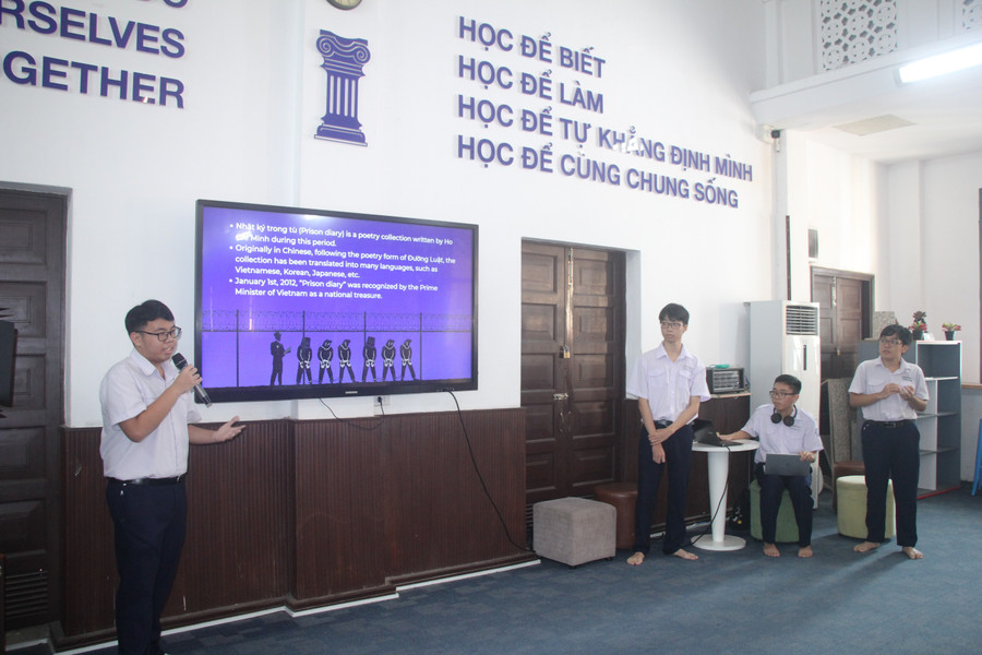 Các nhóm học sinh trình bày tại hội thảo. ngay-sinh-nhat-bac.jpg