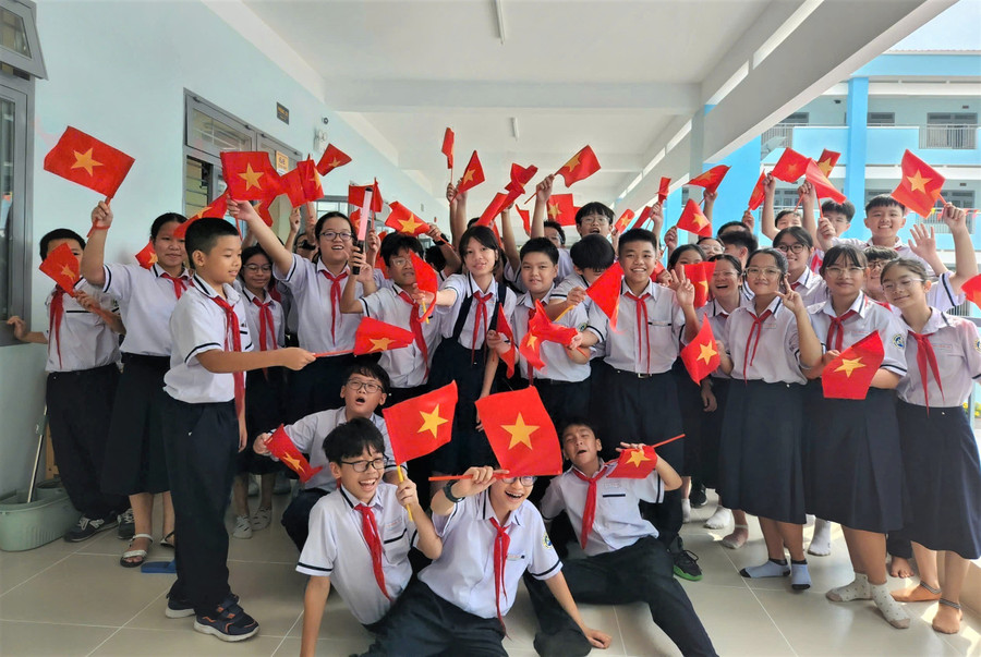 Học sinh THCS Mạc Đĩnh Chi vui mừng khi được học tập trong ngôi trường mới khang trang.