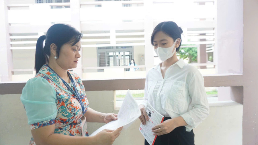 Thí sinh tham gia kỳ thi tốt nghiệp tại điểm thi Trường THCS Nguyễn Chí Thanh. z6742617039230-629d9b707cd51ba164e7aae8051f36ce.jpg