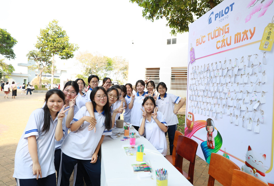 Các thí sinh cùng chia sẻ những phần quà và lời chúc tại Trạm 3.