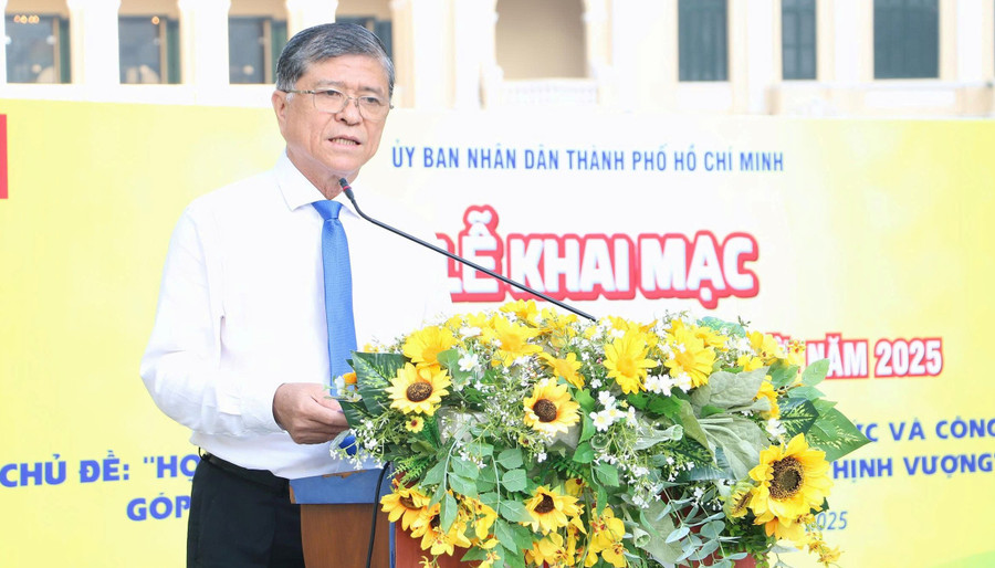 Ông Nguyễn Văn Hiếu phát biểu tại lễ khai mạc. hoc-tap-suot-doi-1.jpg