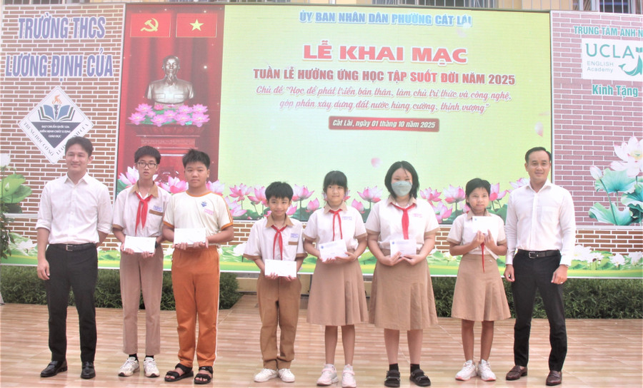 Học sinh Trường THCS Lương Định Của nhận học bổng tại chương trình. Học sinh Trường THCS Lương Định Của nhận học bổng tại chương trình.