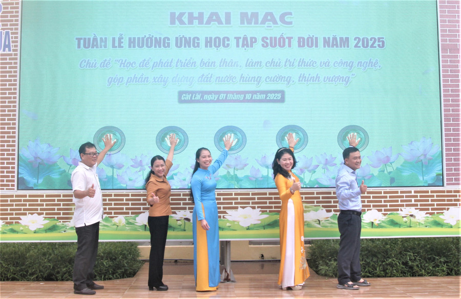 Lãnh đạo phường Cát Lái và Trường THCS Lương Định Của nhấn nút khai mạc tuần lễ học tập suốt đời năm 2025. hoc-tap-suot-doi-2.jpg