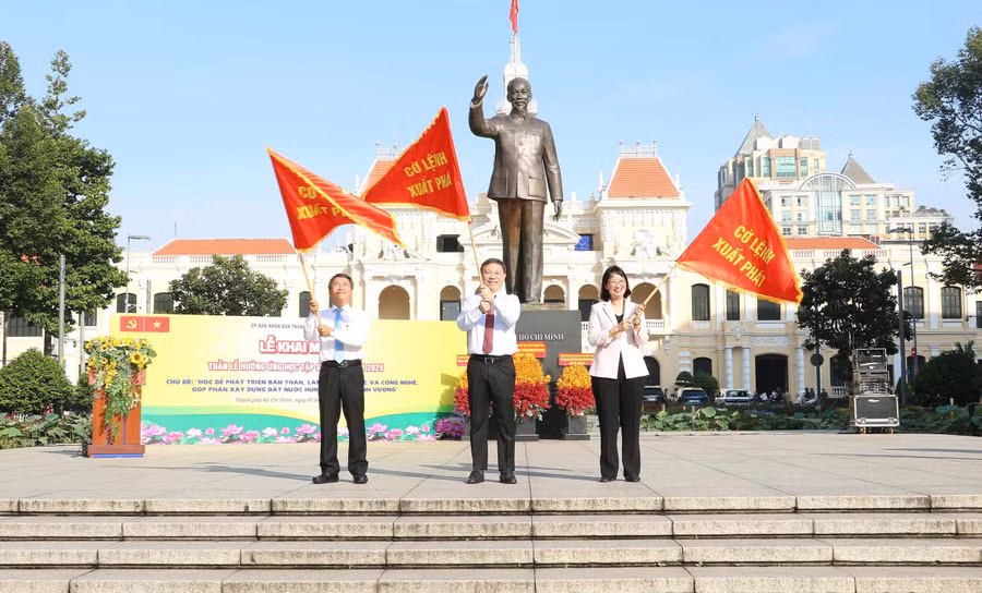 Lãnh đạo TPHCM phất cờ, phát lệnh cho 28 xe diễu hành qua các tuyến phố, lan tỏa tinh thần học tập suốt đời.