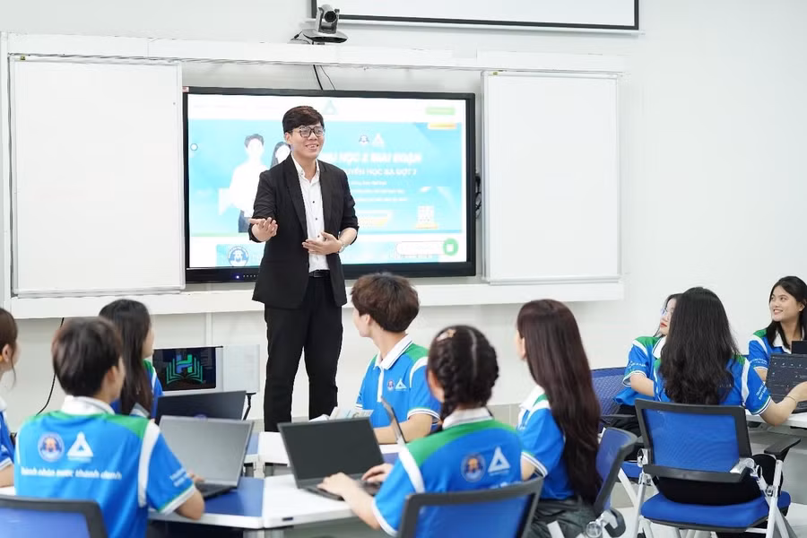 Thí sinh đăng ký nhập học chương trình Đại học 2 giai đoạn đến hết ngày 31/8 được nhận hỗ trợ 50% học phí toàn khóa học.