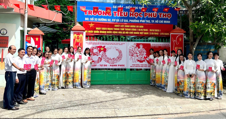 Tập thể giáo viên Trường Tiểu học Phú Thọ trong ngày diễn ra sự kiện.