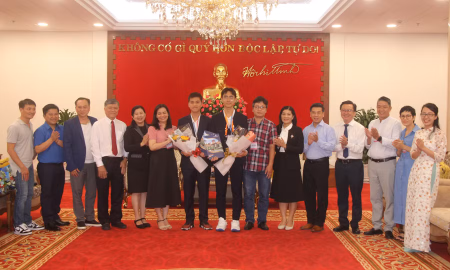 Em Nguyễn Lê Quốc Bảo và em Lê Tuấn Hy, Trường THPT chuyên Lê Hồng Phong (TPHCM) xuất sắc giành giải Nhì Hội thi Khoa học kỹ thuật quốc tế 2024.
