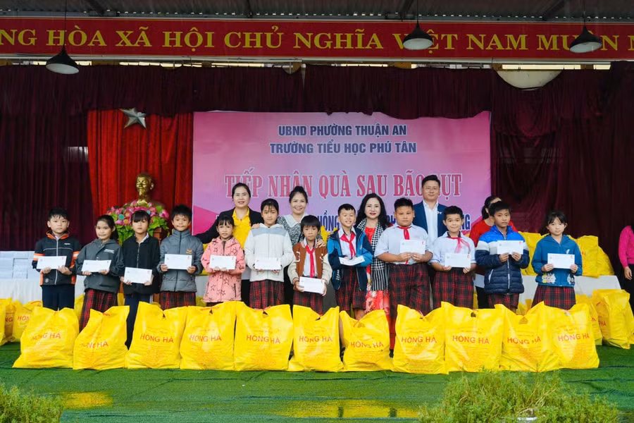 Lãnh đạo Trường THCS-THPT Hồng Hà tặng quà động viên các em học sinh.