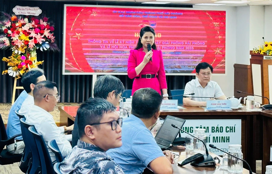 Bà Trần Thị Hoàng Mai thông tin tại buổi họp báo.