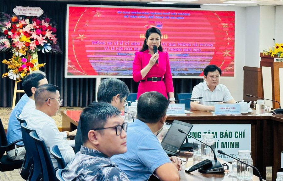 Bà Trần Thị Hoàng Mai thông tin tại buổi họp báo.