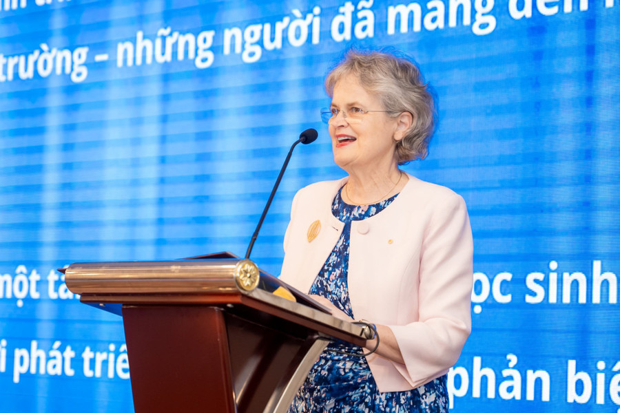 Bà Frances Adamson AC chia sẻ tại buổi lễ. attjo3yxvrramince0fzxl32dohhx4yhzzaxg2wvmmvbyk.jpg